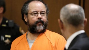 Вот он. Это белый или нет? Ну латинос. Они белые по вашему, или как?