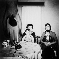 Я как бы не совсем фотограф, можно даже сказать вообще ни разу не фотограф, но если бы я фотографировал портретное фото, то объекты по разместил по центру кадра, а не справа, Выделив при этом какую то хрень. И еще - для чего фотографировать коридор дома престарелых, ночью, когда там никого нет ?