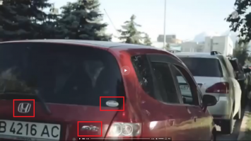 Посмотрите внимательнее. Это Honda Fit с правым рулём. В начале ролика отчетливо видно наклейку с иероглифами, которые японцы клеят на свои авто