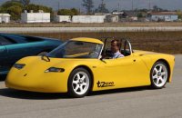 А вот с чего начиналась Tesla - модель AC Propulsion (компании, основанной еще в 1992 году), tzero, которая изначально ездила на свинце, а Эберхард переделал ее на литий. На фото кстати он.

Маск - единственный, кто согласился коммерциализировать эту идею, в итоге к 2008 году они в мучениях родили Родстер, собранный на коленке  на базе Lotus Elise и тайваньских комплектующих. Причем Стробел сказал, что задолбался летать к китайцам, т.к. они регулярно подставляли то с качеством, то со сроками. Продажа 2450 родстеров в условиях кризиса позволила выкупить завод во Фримонте у NUMMI, разорившегося предприятия GM и Тойоты, и вложить в разработку Model S, которая производилась уже там по полному циклу.