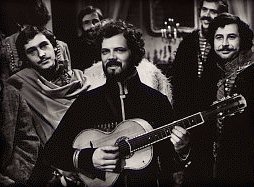 Андрей Ростоцкий в армии служил в кавалерийском полку при Мосфильме. В это время снялся в "Эскадроне гусар летучих". Так что это его армейское фото. :)