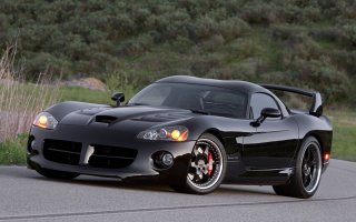 Это вам не новый Camaro с 2-х литровым двигателем от Опеля и салоном залепленным дешёвым пластиком и кожзамом  
В салоне как-то залез в такой, новый авто и просто охренел, насколько он дёшево смотрится внутри. Кстати пластик и кожзам там один-в-один как в Tahoe, даже пахнет также - концерн один всё-таки.  Мне с детства очень нравился ещё Dodge Viper SRT10, может в старости куплю такой.