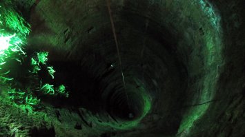 Помню, в Саксонской Швейцарии, в крепости Кёнигштайн видел нехилый колодец. Глубина 152 метра сама по себе впечатляет, так он еще и вырублен в монолитной скале.