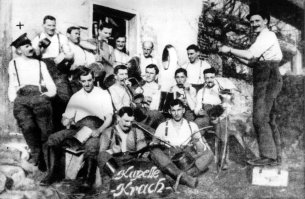 Фотография певческой капеллы (Kapelle Krach), ефрейтор Гитлер - крайний слева, помечен крестиком.

Будущий фюрер служил в 1-й, а потом во 2-ой роте 6-го батальона резервного Баварского полка   16 (Königlich Bayerisches 16. Reserve-Infanterie-Regiment,  полк Лист , по фамилии командира), набранного из добровольцев. Вероятнее всего, фотография сделана в лазарете Красного Креста в Белице под Потсдамом, в котором Адольф Гитлер находился после ранения в левое бедро осколком гранаты под Ле Баргюр в первой битве на Сомме, тогда фотография датируется началом марта 1917 года.
Тенор или бас?