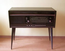 Мой батя слушал музыку на этом: