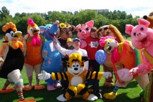 Вашему вниманию гении перевоплощения, уникальные и неповторимые.......такие же как те актеры, на которых напялили маски на все лицо и костюмы на все тело
А также впервые на арене цирка, механик водитель перевоплотившись в танк (как актер в Годзиллу) и сантехник перевоплотившийся в канализацию, оба этих чудесных превращения произошли путем закрытия за собой люка, что ещё раз подчеркивает гениальность поста и конечно же тяжёлый, неповторимый труд актеров.