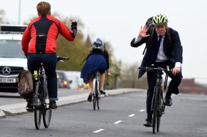 Никаких негативных последствий от трамвая для вас не будет.... Да да да... верим... так же как и от узких улиц по которым стало быстрее ездить и на которых увеличилось количество парковочных мест. так же верим что и без того стоящая Тверская не будет стоять из за проезда трамвая.  Один вопрос: Мер вы когда велосипед бедете использовать для поездок на работу? Когда подадите пример горожанам? Вот например как мер Лондона. Есть ещё фото где он на метро на работу едет. Вас я там что то не замечал. Видел только перекрытые улицы для вашего проезда.