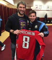 Мальчику повезло сфотографироваться с Овечкиным.Прикоснулся к легенде!!