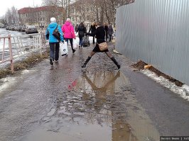 Приземляться в дождь тоже будет прикольно. В грязи будешь сам и все прохожие.