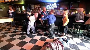 Помните драку лилипутов в баре от Jackass - скиньте кто-то видео - карма не даёт)