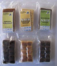 переводы, переводы....
А мне вот довелось пару хлебцев скушать. Чтобы крошек не было - наш космо-хлеб был в махоньких таких булочках. Совсем как настоящие, только в размер фаланги пальца, на один "укус". Вот, как на картинке. И даже на центрифуге чуть покатали. Лет так 45 назад...