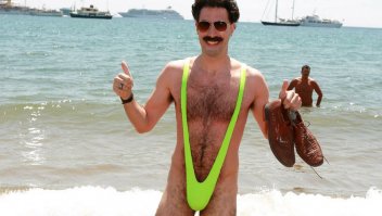 Чё-то грустит Николас в этом костюме... 
Для поднятия настроения надо надевать вот это: