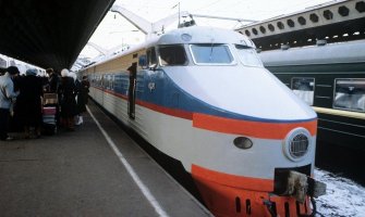 Поворотные сидения и в нашем поезде были еще в 1984г.,он назывался ЭР-200.Это наш ответ на скоростной поезд из Японии "Синкансэн" ! То что сидения могут поворачиваться знали  лишь некоторые пассажиры(проводники не разрешали их вертеть). От Ленинграда до Москвы можно было доехать за 4ч.40м. Да и на то время  в мире только во Франции,Японии, Италии и СССР поезда ходили с скоростями 200км.ч.
