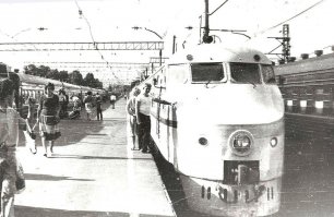 Поворотные сидения и в нашем поезде были еще в 1984г.,он назывался ЭР-200.Это наш ответ на скоростной поезд из Японии "Синкансэн" ! То что сидения могут поворачиваться знали  лишь некоторые пассажиры(проводники не разрешали их вертеть). От Ленинграда до Москвы можно было доехать за 4ч.40м. Да и на то время  в мире только во Франции,Японии, Италии и СССР поезда ходили с скоростями 200км.ч.