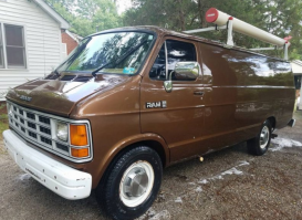 Был бы он белого цвета, то за $16000, можно было бы купить, а так?! Цвет какой-то непонятный?! Один раз мне повезло поездить на такой "машинке", и в городе, и на горной дороге, (то фото, где белая машина), это же танк реальный!  Но-о!!! Это не семейная машина. Для работы самое то!