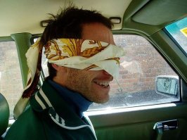 явно ехал вот так
других объяснений не вижу