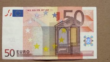 1. Флаг ЕС не содержит ссылок на количество стран. В официальном пояснении к решению комитета министров Европейского совета от 9 декабря 1955 года по принятию флага говорится следующее: "На фоне голубого неба западного мира звёзды символизируют народы Европы в кругу, знак единства. Число звёзд неизменно, определяется равным двенадцати. Это число символизирует совершенство и полноту   Как двенадцать знаков зодиака представляют всю вселенную, так двенадцать золотых звёзд стоят за все народы Европы, и за те, что ещё не могут участвовать в построении Европы в единстве и мире."
2. Купюры меняются с учетом вхождения новых стран в еврозону. Так на купюрах 2002 года надпись "ЕЦБ" в пяти вариантах, а в 2017 году - в десяти. Надпись "евро" стала в трёх вариантах (была в двух)
3. Монеты выпускаются в каждой стране на национальном языке. В Греции, например, не евроценты, а лепта.