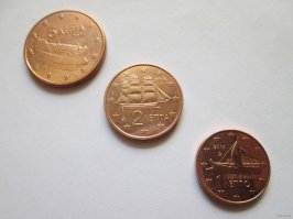 1. Флаг ЕС не содержит ссылок на количество стран. В официальном пояснении к решению комитета министров Европейского совета от 9 декабря 1955 года по принятию флага говорится следующее: "На фоне голубого неба западного мира звёзды символизируют народы Европы в кругу, знак единства. Число звёзд неизменно, определяется равным двенадцати. Это число символизирует совершенство и полноту   Как двенадцать знаков зодиака представляют всю вселенную, так двенадцать золотых звёзд стоят за все народы Европы, и за те, что ещё не могут участвовать в построении Европы в единстве и мире."
2. Купюры меняются с учетом вхождения новых стран в еврозону. Так на купюрах 2002 года надпись "ЕЦБ" в пяти вариантах, а в 2017 году - в десяти. Надпись "евро" стала в трёх вариантах (была в двух)
3. Монеты выпускаются в каждой стране на национальном языке. В Греции, например, не евроценты, а лепта.