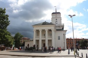 Причем ратуша восстановлена по архивным документам в 2004 году. Снесли ее в 1857 году (а не большевики), так как закрывала вид на церковь и занимала место на площади, а после раздела Речи Посполитой магистрат работать перестал (в России их не было).