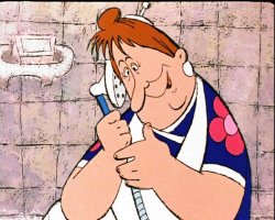 Веселый орангутан делает все возможное, чтобы заставить друзей поиграть с ним