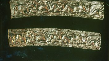 Разумеется делали и листовой металл, просто стоил он дорого и был хрупкий из-за примесей, поэтому латы позднего средневековья стоили таких баснословных денег - их перековывали месяцами, чтобы шлак выбить и всё равно не было гарантии, что при ударе копьём не попадут в шлак или трещину. У скифов была целая индустрия кованных пластин (почти жести) из золота. Да и греческо-римскую кирасу торакс (лорика мускулата) скорее всего ковали из бронзы (отлить такую тонкую не получится, а прессы они вряд ли применяли для такой ерунды). А потом уже когда водяные мельницы присобачили к молоту, вот тогда оружие стало массовым, потому как листы получались большими и недорогими, но это другая история, там уже появлялся порох. Тут однозначно литьё, конечно не центробежное, как иногда повторяют глупость, тупое литьё в земляную опоку или коккиль из мягкого термоупорного камня (режется твёрдой палкой как гипс).