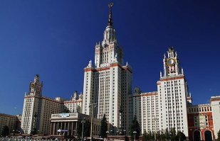 Да, автору пофиг, что проект МГУ не похож на то, что мы видим. А ещё пофиг на проект Смольного собора и того, что мы видим.