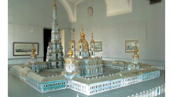 Да, автору пофиг, что проект МГУ не похож на то, что мы видим. А ещё пофиг на проект Смольного собора и того, что мы видим.