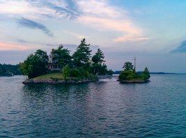 Река Святого Лаврентия, Тысяча островов. Самый маленький в мире международный мост, соединяет один из островов на американской стороне с островом на канадской стороне. 
Прошу прощения за плохое качество фотографии, снимала телефоном и уже темнело.