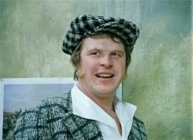 Классный прикид, и роль сыграл классно!