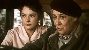 Ну зашибись. А где ещё одна славная "бабушка советского кинематографа", Фаина Раневская? А между прочим, она играла бабушку в фильме, который так и назывался: "Осторожно, бабушка" (1960)
И вообще - Раневская бесподобно колоритная особа ) Её роли, высказывания, энергия, сарказм - долго ещё будут вспоминаться )