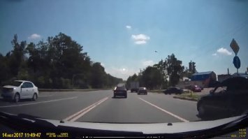 2 скриншота
1 жига врубила поворот и стала тормозить
2 через 2 секунды это заметила баба начала охать и жать тормоз

Виноваты все 3 т.к. для этого нужно было в одном месте 3 мудака, а именно

1 мудило которое без стопов производит резкие и непредсказуемые маневры, включая поворот в последний момент когда уже все и так все поняли и можно было и не утруждать себя, причем все это в зоне действия знака только прямо.
2 Девушка которая красила губы одной рукой и одновременно красила ногти на той руке которой красит губы второй рукой, при этом набирая смс, придерживая руль ногой которой нужно тормозить. И при всем при этом выбрала дистанцию как будто у нее навыки и реакция как пилота формулы 1.
3 Ну и что бы все это сработало нужен сорви голова который не контролирует ситуацию на дороге, но не смотря на это валит как угорелый и висит на жопе машины за которой ему нихрена не видно. Он и не видел что жига врубила поворотник, а значит у него на торможение было не 5 секунд как девки а 3 т.к. девка нажала в тормоз резко.