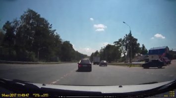 2 скриншота
1 жига врубила поворот и стала тормозить
2 через 2 секунды это заметила баба начала охать и жать тормоз

Виноваты все 3 т.к. для этого нужно было в одном месте 3 мудака, а именно

1 мудило которое без стопов производит резкие и непредсказуемые маневры, включая поворот в последний момент когда уже все и так все поняли и можно было и не утруждать себя, причем все это в зоне действия знака только прямо.
2 Девушка которая красила губы одной рукой и одновременно красила ногти на той руке которой красит губы второй рукой, при этом набирая смс, придерживая руль ногой которой нужно тормозить. И при всем при этом выбрала дистанцию как будто у нее навыки и реакция как пилота формулы 1.
3 Ну и что бы все это сработало нужен сорви голова который не контролирует ситуацию на дороге, но не смотря на это валит как угорелый и висит на жопе машины за которой ему нихрена не видно. Он и не видел что жига врубила поворотник, а значит у него на торможение было не 5 секунд как девки а 3 т.к. девка нажала в тормоз резко.