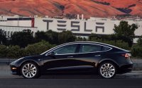 Франц фон Хольцхаузен, Tesla Motors


Поскольку он бывший дизайнер Мазды, то в трешке угадываются соответствующие мотивы 

Tesla Model 3


Mazda 3