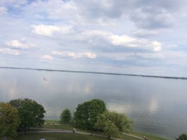 Мама несколько лет подряд ездила в санаторий в Белокуриху (сама живёт в ХМАО), в этом году посмотрела ценник с безбожно урезанными процедурами и...впервые поехала в Беларусь. Вчера заселилась в санаторий, сегодня звонила в полном восторге от уровня и качества сервиса! Прислала фото вида из номера. Молодцы, соседи! Так держать!