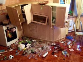 Только у меня в ушах зазвенел шум от разбитых стекол?