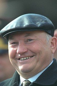 Мэр французского города съел жареную крысу из-за проигранного спора