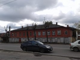 к примеру, вот вам Владимир. Просто фотка на телефон. Удавиться хочется от таких "красот". Особенно страх берет, когда бабушка в лачуге доживает, а в паре метрах от нее особняк за овер писят лямов. Конечно, каждый живет как может, но бляхатымуха, неужели не стыдно за такой город. Туристами хвалятся, считают, сколько их приехало, сколько денег они оставили. А по итогу Соседство уныния и разврата. Печально все это. Особенно смотреть на красивые открытки с Золотыми воротами, а потом ежедневно проезжать мимо грязного здания с позеленевшими кирпичами...