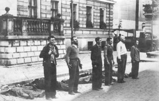 пидрилка ты хохляцкая, пулу в лоб бы тебе, чтобы небо не коптил ;) и всю твою семейку к стенке поставить и расстрелять)