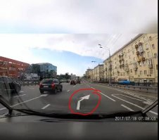 Люди, которые всем пишут, что не знают ПДД и  нужно пересдавать, объясните следующие моменты:
1) Что за горизонтальная разметка "разворота (причем в правую сторону)" - покажите в правилах или где-либо еще о ее применении?
2) Разве существует предписывающий знак "разворота"? Есть только место для разворота, причем всегда налево.
3) Вместо "разворота" должен быть указан поворот направо причем совместно со знаком на столбе или я не прав? Причем перекресток должен быть двойным, чтобы было второе указание поворота направо. 
4) Кто-то пишет, что поворотник нельзя включать, а разве разметка о повороте не предписывает водителю включить правый поворотник (см. первый скриншот)?
5) Что означает прерывистая линия (см. второй скриншот)?
6) На мой взгляд, раз есть предписывающие горизонтальные разметки, то это должен быть перекресток и соответственно разметка на перекрестке не должна быть выполнена сплошной линией.

Мне кажется, тут вообще не получится руководствоваться ПДД, а нужно руководствоваться фантазией тех, кто эту разметку придумал.