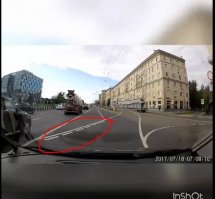 Люди, которые всем пишут, что не знают ПДД и  нужно пересдавать, объясните следующие моменты:
1) Что за горизонтальная разметка "разворота (причем в правую сторону)" - покажите в правилах или где-либо еще о ее применении?
2) Разве существует предписывающий знак "разворота"? Есть только место для разворота, причем всегда налево.
3) Вместо "разворота" должен быть указан поворот направо причем совместно со знаком на столбе или я не прав? Причем перекресток должен быть двойным, чтобы было второе указание поворота направо. 
4) Кто-то пишет, что поворотник нельзя включать, а разве разметка о повороте не предписывает водителю включить правый поворотник (см. первый скриншот)?
5) Что означает прерывистая линия (см. второй скриншот)?
6) На мой взгляд, раз есть предписывающие горизонтальные разметки, то это должен быть перекресток и соответственно разметка на перекрестке не должна быть выполнена сплошной линией.

Мне кажется, тут вообще не получится руководствоваться ПДД, а нужно руководствоваться фантазией тех, кто эту разметку придумал.