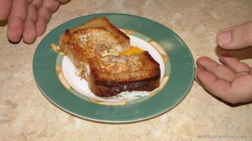 От себя.Только зеленью посыпать надо,для завтрака в самый раз)