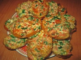 Яйцо+репчатый лук+сыр+зелень (факультативно - колбаска)
Смешать все, на батон и жарить начинкой вниз, потом перевернуть
Так просто, но таааак вкусно получается - очень рекомендую!