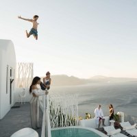 Девочке на перилах может не поздоровится....) жалко не видео, мы так и не узнаем.