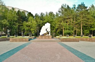 Кстати,кому интересно:
1) Кинотеатр "Аврора". Площадь перед ним-место встреч и свиданий. Но что примечательно, часы,установленные на площади, остановились на полшестого.
2) Памятник воину-"афганцу", в последствии всем,кто принимал участие в боевых действиях. Вандалами был украден ремень с автомата. Виновники и ремень так и не были найдены.
3) На "кольце" в свое время, когда еще не был построен БЦ СНГ (здание СургутНефтеГаза на заднем плане) был возведен памятник Плеханову. Памятник получился настолько страшным,что его потом демонтировали.

Вообще обидно, что сам Сургут не показан. На фото предоставлены 5-6 мест из всего города,с разных ракурсов и времен года.