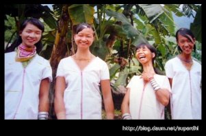 "Без этих обручей женщина жить не сможет - ее шея сразу же сломается под весом головы"
Вздор. Не шея вытягивается, а ключицы опускаются.