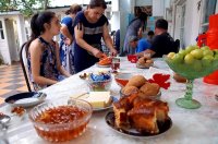 В этом посте два ключевых момента:
1) Фото автора:

2) Фраза: "все-таки очень удобно, когда местный язык - родной для обеих сторон. :)