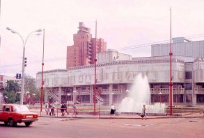 В 90-х напротив ТЮЗа было кафе "Лель" и популярная у студентов пивнушка "Сиськи" )