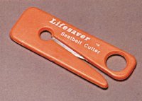 Один взмах и ремень разрезан. По идее у спасателей такие штуки должны быть в комплекте, а вот перелазить через пострадавшего, да когда машине деформирована сложно.