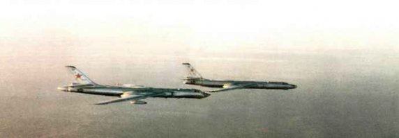 там нечего отличать. Бобардировщик ТУ-16  (который на фотке) оборудовывался с 1957 оборудованием дозаправки в воздухе,  т.е. являлся заправщиком.  Вот к примеру два ТУ -16 производят дозаправку в воздухе