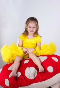 Блин вот у меня слов не хватает.  Мой ребенок родился недоношенным 1165. Она абсолютно нормальная, красивая девочка! Сад, обычный. Школа - собираемся в обычную. Она занимается спортивными танцами (ЧЕмпионы нашей республики в категории бэби формейшн) и плаваньем. Не факт, что у малолетних матерей будут нормальные дети!